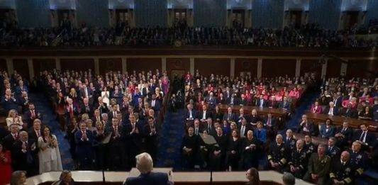 FOTOGRAFÍA. WASHINGTON (ESTADOS UNIDOS DE AMÉRICA), 04 DE MARZO DE 2025. El presidente 47° de los Estados Unidos de América, Donald John Trump, junto a su vicepresidente James David Vance, ha proclamado este martes desde la Tribuna del Capitolio (Congreso de los Diputados de este país), "el amanecer de la Edad de Oro de United States of America (USA)", que -ha subrayado- ya anunció cuando visitó esta Cámara tras ser reconocido oficialmente como presidente electo después de las elecciones presenciales de noviembre de 2024. "Nuna más EEUU será WOKE (progresista)", reafirmó entre interminables aplausos de un Capitolio en pie para rendirle homenaje al hombre que se ha dirigido también y directamente a la militancia WOKE y ultraizquierda del Partido Demócrata de Joe Biden y Kamala Harris, reflexionando y reclamando que se une a él y le acompaña en esos momentos de "victoria" tras otra para "hacer juntos América grande otra vez". Lasvocesdelpueblo (Ñ Pueblo)