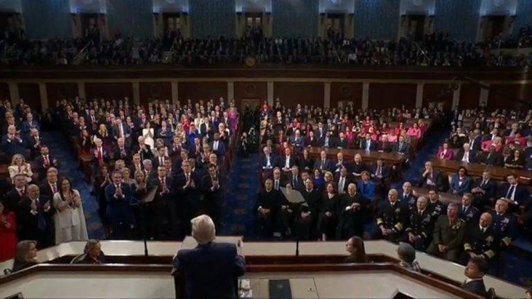 FOTOGRAFÍA. WASHINGTON (ESTADOS UNIDOS DE AMÉRICA), 04 DE MARZO DE 2025. El presidente 47° de los Estados Unidos de América, Donald John Trump, junto a su vicepresidente James David Vance, ha proclamado este martes desde la Tribuna del Capitolio (Congreso de los Diputados de este país), "el amanecer de la Edad de Oro de United States of America (USA)", que -ha subrayado- ya anunció cuando visitó esta Cámara tras ser reconocido oficialmente como presidente electo después de las elecciones presenciales de noviembre de 2024. "Nuna más EEUU será WOKE (progresista)", reafirmó entre interminables aplausos de un Capitolio en pie para rendirle homenaje al hombre que se ha dirigido también y directamente a la militancia WOKE y ultraizquierda del Partido Demócrata de Joe Biden y Kamala Harris, reflexionando y reclamando que se une a él y le acompaña en esos momentos de "victoria" tras otra para "hacer juntos América grande otra vez". Lasvocesdelpueblo (Ñ Pueblo)