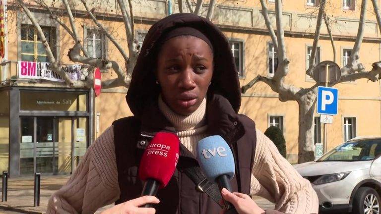 FOTOGRAFÍA. SALT (GERONA) CATALUÑA (REINO DE ESPAÑA, 12 DE MARZO DE 2025. Henda Diawara, la hija mayor de la familia inmigrante islamista okupa de Salt (gerona, cuyo padre, un imán, junto al resto de sus hasta 8 hermanos y su mamá han sido desahuciado en Salt (Gerona) de una casa que llevaban okupando desde hace "20 años". Captura vídeo/Lasvocesdelpueblo (Ñ Pueblo)