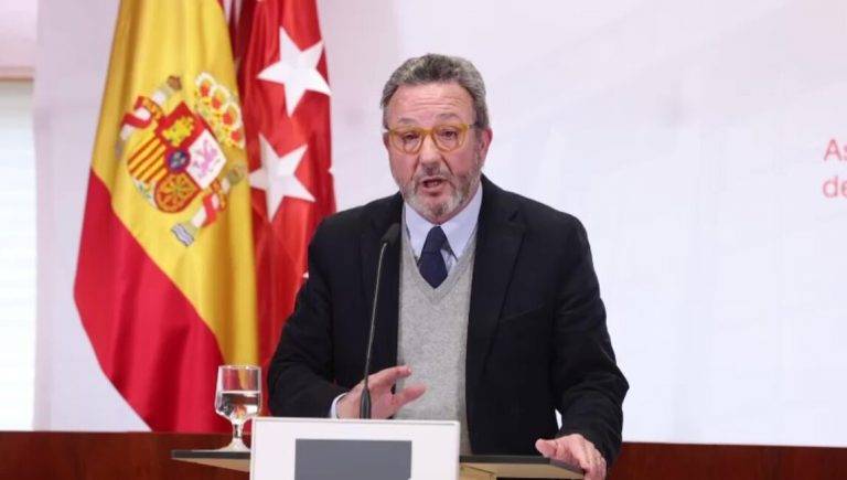 FOTOGRAFÍA. MADRID (COMUNIDAD DE MADRID) REINO DE ESPAÑA, 18 DE MARZO DE 2025. El portavoz adjunto del Grupo Parlamentario de VOX en la Asamblea de Madrid, Íñigo Henríquez de Luna Losada, ha sido registrado este martes durante una rueda de prensa en el Palacio del parlamento de la región española de Madrid. Lasvocesdelpueblo (Ñ Pueblo)