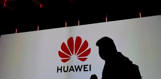 FOTOGRAFÍA. BRUSELAS (BÉLGICA), 13 DE MARZO DE 2025. Detalle de un logo de Huawei. La policía federal de Bélgica registró este jueves la sede del gigante tecnológico chino Huawei en Bruselas y los domicilios de varios de sus lobistas por sospechas de que podrían haber participado en delitos de soborno, falsificación, blanqueo de dinero y organización delictiva con miembros del Parlamento Europeo. Efe