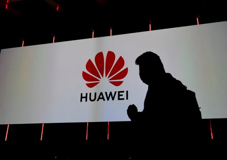 FOTOGRAFÍA. BRUSELAS (BÉLGICA), 13 DE MARZO DE 2025. Detalle de un logo de Huawei. La policía federal de Bélgica registró este jueves la sede del gigante tecnológico chino Huawei en Bruselas y los domicilios de varios de sus lobistas por sospechas de que podrían haber participado en delitos de soborno, falsificación, blanqueo de dinero y organización delictiva con miembros del Parlamento Europeo. Efe