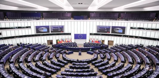 FOTOGRAFÍA. BRUSELAS (BÉLGICA), 13 DE MARZO DE 2025. Detalle del hemiciclo del Parlamento Europeo (PE). La policía federal de Bélgica registró este jueves la sede del gigante tecnológico chino Huawei en Bruselas y los domicilios de varios de sus lobistas por sospechas de que podrían haber participado en delitos de soborno, falsificación, blanqueo de dinero y organización delictiva con miembros del Parlamento Europeo. Efe