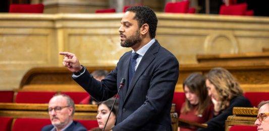 FOTOGRAFÍA. BARCELONA (REINO DE ESPAÑA), 12 DE MARZO DE 2025. El secretario general de VOX y presidente del Grupo Parlamentario en el Parlament de Catalunya, Ignacio Garriga Vaz de Conceçao, interviene desde la bancada de la oposiciónen el Pleno de esta cámara autonómica española. Lasvocesdelpueblo (Ñ Pueblo)