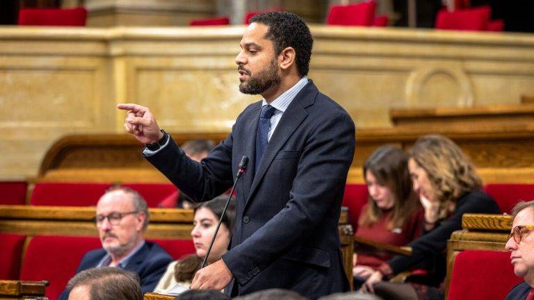 FOTOGRAFÍA. BARCELONA (REINO DE ESPAÑA), 12 DE MARZO DE 2025. El secretario general de VOX y presidente del Grupo Parlamentario en el Parlament de Catalunya, Ignacio Garriga Vaz de Conceçao, interviene desde la bancada de la oposiciónen el Pleno de esta cámara autonómica española. Lasvocesdelpueblo (Ñ Pueblo)