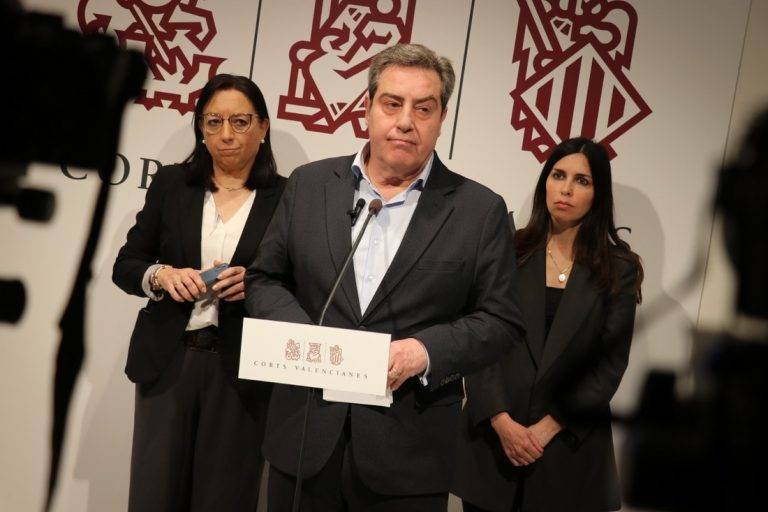 FOTOGRAFÍA. VALENCIA (COMUNIDAD VALENCIANA) REINO DE ESPAÑA, 20 DE MARZO DE 2025. El portavoz del Grupo Parlamentario de VOX en las Cortes Valencianas, José María Llanos Pitarch (c), ha hecho estas afirmaciones -sobre el voto a favor de VOX a los Presupuestos del Gobierno de Carlos Mazón Guíxot (Partido Popular, PP), tras el giro de 180 grados hacia VOX de Ejecutivo en minoría registrado los últimos dias- junto a la presidente de els Corts Valencianes por VOX, María de los Llanos Massó Linares (i). Lasvocesdelpueblo (Ñ Pueblo)