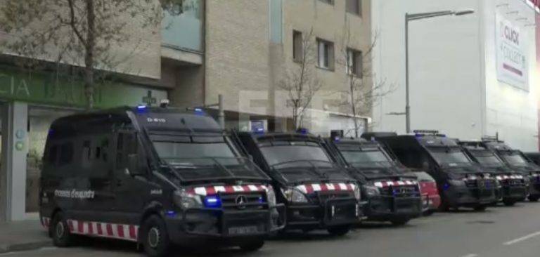 FOTOGRAFÍA. SALT (GERONA) CATALUÑA (REINO DE ESPAÑA), 12 DE MARZO DE 2025. Crece la violencia extrema en Salt (Gerona) por el desahucio de un okupa negro islamista, imán (jefe religioso del Islam), quien pese a tener un trabajo, además de estar trabajando su mujer, explicó su hija a la prensa, se niega a pagar la Hipoteca y quiere apropiarse de la vivienda. Captura pantalla vídeo del segundo día de los altercados de Salt. Lasvocesdelpueblo (Ñ Pueblo)