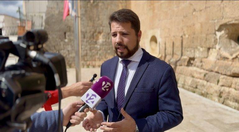 FOTOGRAFÍA. TORREDEMBARRA (TARRAGONA) CATALUÑA (REINO DE ESPAÑA), 24 DE MARZO DE 2025. El portavoz del grupo municipal de VOX en el Ayuntamiento de Torredembarra (Tarragona ), Javier Ramírez Gutiérrez, registrado este lunes durante unas declaraciones a los medios de comunicación sobre la actualidad política municipal. Lasvocesdelpueblo (Ñ Pueblo)