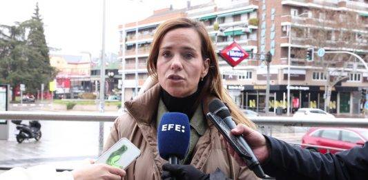 FOTOGRAFÍA. DISTRITO DE CIUDAD LINEAL (MADRID) REINO DE ESPAÑA, 1 DE MARZO DE 2025. La portavoz nacional de "Agenda España" de VOX y portavoz del Grupo Parlamentario de esta formación política de las clases obreras y patriotismo español, Isabel Pérez Moñino-Aranda, atiende a la prensa en la calle Alcalá, esquina con calle Arturo Soria, del Distrito de Ciudad Lineal (Madrid) Comunidad de Madrid sobre la actualidad política nacional e internacional. Lasvocesdelpueblo (Ñ Pueblo)
