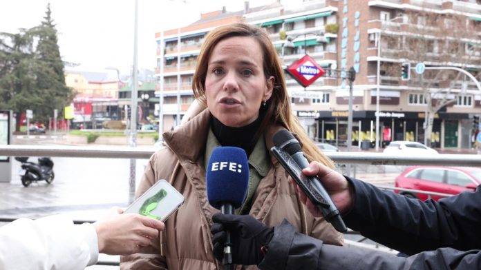 Isabel Pérez critica la hipocresía de los progres que financian Rusia para atacar a Ucrania mientras Trump busca la paz y denuncia el dato que feministas y feministos no darán el 8M (1) FOTOGRAFÍA. DISTRITO DE CIUDAD LINEAL (MADRID) REINO DE ESPAÑA, 1 DE MARZO DE 2025. La portavoz nacional de "Agenda España" de VOX y portavoz del Grupo Parlamentario de esta formación política de las clases obreras y patriotismo español, Isabel Pérez Moñino-Aranda, atiende a la prensa en la calle Alcalá, esquina con calle Arturo Soria, del Distrito de Ciudad Lineal (Madrid) Comunidad de Madrid sobre la actualidad política nacional e internacional. Lasvocesdelpueblo (Ñ Pueblo)