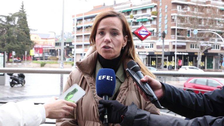 FOTOGRAFÍA. DISTRITO DE CIUDAD LINEAL (MADRID) REINO DE ESPAÑA, 1 DE MARZO DE 2025. La portavoz nacional de "Agenda España" de VOX y portavoz del Grupo Parlamentario de esta formación política de las clases obreras y patriotismo español, Isabel Pérez Moñino-Aranda, atiende a la prensa en la calle Alcalá, esquina con calle Arturo Soria, del Distrito de Ciudad Lineal (Madrid) Comunidad de Madrid sobre la actualidad política nacional e internacional. Lasvocesdelpueblo (Ñ Pueblo)