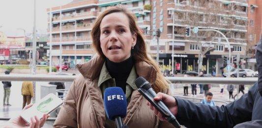 FOTOGRAFÍA. DISTRITO DE CIUDAD LINEAL (MADRID) REINO DE ESPAÑA, 1 DE MARZO DE 2025. La portavoz nacional de "Agenda España" de VOX y portavoz del Grupo Parlamentario de esta formación política de las clases obreras y patriotismo español, Isabel Pérez Moñino-Aranda, atiende a la prensa en la calle Alcalá, esquina con calle Arturo Soria, del Distrito de Ciudad Lineal (Madrid) Comunidad de Madrid sobre la actualidad política nacional e internacional. Lasvocesdelpueblo (Ñ Pueblo)