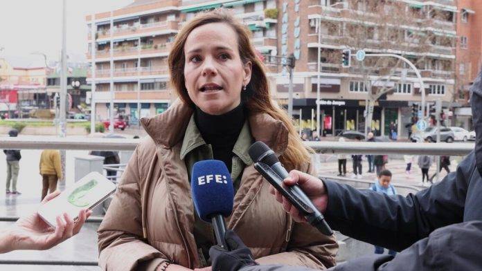 Isabel Pérez critica la hipocresía de los progres que financian Rusia para atacar a Ucrania mientras Trump busca la paz y denuncia el dato que feministas y feministos no darán el 8M (2) FOTOGRAFÍA. DISTRITO DE CIUDAD LINEAL (MADRID) REINO DE ESPAÑA, 1 DE MARZO DE 2025. La portavoz nacional de "Agenda España" de VOX y portavoz del Grupo Parlamentario de esta formación política de las clases obreras y patriotismo español, Isabel Pérez Moñino-Aranda, atiende a la prensa en la calle Alcalá, esquina con calle Arturo Soria, del Distrito de Ciudad Lineal (Madrid) Comunidad de Madrid sobre la actualidad política nacional e internacional. Lasvocesdelpueblo (Ñ Pueblo)