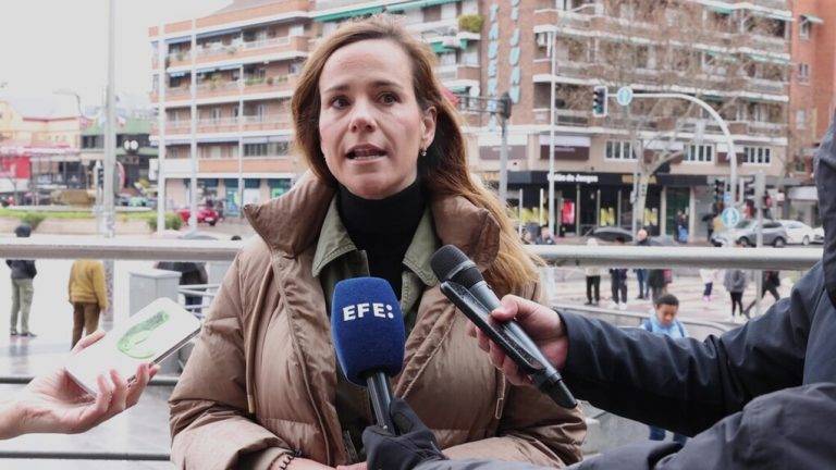 FOTOGRAFÍA. DISTRITO DE CIUDAD LINEAL (MADRID) REINO DE ESPAÑA, 1 DE MARZO DE 2025. La portavoz nacional de "Agenda España" de VOX y portavoz del Grupo Parlamentario de esta formación política de las clases obreras y patriotismo español, Isabel Pérez Moñino-Aranda, atiende a la prensa en la calle Alcalá, esquina con calle Arturo Soria, del Distrito de Ciudad Lineal (Madrid) Comunidad de Madrid sobre la actualidad política nacional e internacional. Lasvocesdelpueblo (Ñ Pueblo)