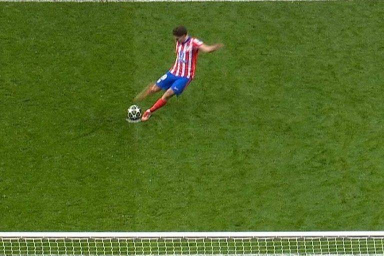 FOTOGRAFÍA. MADRID (REINO DE ESPAÑA), 12 DE MARZO DE 2025. La UEFA aseguró este jueves que el jugador argentino del Atlético de Madrid Julián Álvarez tocó dos veces el balón en el lanzamiento del penalti, que el árbitro polaco Szymon Marciniak anuló a instancias del VAR, en el partido de vuelta de los octavos de final de la Liga de Campeones en el que quedó eliminado ante el Real Madrid. Efe