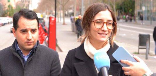 FOTOGRAFÍA. BARCELONA (REINO DE ESPAÑA), 02 DE MARZO DE 2025. La joven portavoz nacional de Juventud de VOX y diputada por Barcelona en el Parlamento de Cataluña, Júlia Calvet Puig, atiende a la prensa este domingo en la Rambla Prim, esquina con calle Llull, ciudad de Barcelona. Lasvocesdelpueblo (Ñ Pueblo)