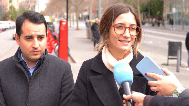FOTOGRAFÍA. BARCELONA (REINO DE ESPAÑA), 02 DE MARZO DE 2025. La joven portavoz nacional de Juventud de VOX y diputada por Barcelona en el Parlamento de Cataluña, Júlia Calvet Puig, atiende a la prensa este domingo en la Rambla Prim, esquina con calle Llull, ciudad de Barcelona. Lasvocesdelpueblo (Ñ Pueblo)