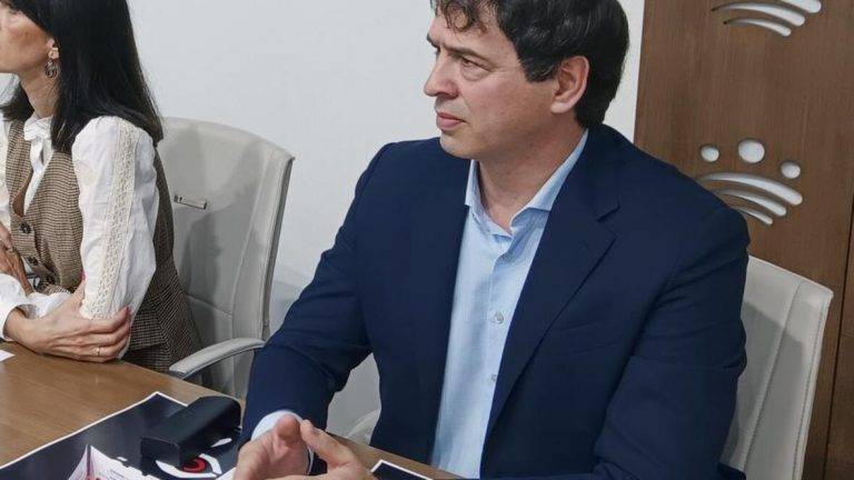 FOTOGRAFÍA. BADAJOZ (EXTREMADURA) REINO DE ESPAÑA, 05 DE NOVIEMBRE DE 2024 En la derecha de la imagen de David Sánchez Pérez-Castejón, hermano del presidente del Gobierno de España por el Partido Socialista (PSOE), Pedro Sánchez Pérez-Castejón, registrado este 5 de noviembre de 2024. Efe