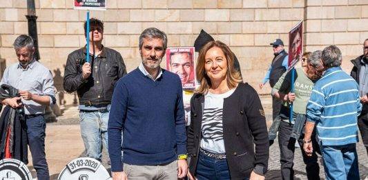 FOTOGRAFÍA. BARCELONA (REINO DE ESPAÑA), 30 DE MARZO DE 2025. La diputada de VOX por Barcelona al Congreso de los Diputados, María Caridad Mejías Sánchez (Carina Mejías), y el presidente del grupo municipal de VOX en el Ayuntamiento de Barcelona, Gonzalo de Oro-Pulido Plaza, han participado hoy en una concentración en Barcelona para denunciar el "grave problema" de la okupación y la inquiokupación en España. Lasvocesdelpueblo (Ñ Pueblo)