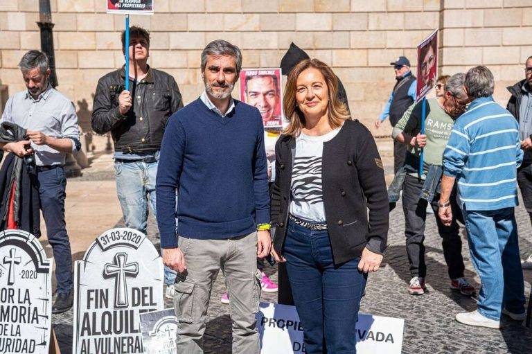 FOTOGRAFÍA. BARCELONA (REINO DE ESPAÑA), 30 DE MARZO DE 2025. La diputada de VOX por Barcelona al Congreso de los Diputados, María Caridad Mejías Sánchez (Carina Mejías), y el presidente del grupo municipal de VOX en el Ayuntamiento de Barcelona, Gonzalo de Oro-Pulido Plaza, han participado hoy en una concentración en Barcelona para denunciar el "grave problema" de la okupación y la inquiokupación en España. Lasvocesdelpueblo (Ñ Pueblo)