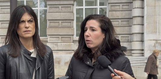 FOTOGRAFÍA. SANTANDER (CANTABRIA) REINO DE ESPAÑA, 30 DE MARZO DE 2025. La Portavoz Nacional de Emergencia Demográfica y Políticas Sociales y Diputada de VOX por almería al Congreso de los Diputados, Rocío de Meer Méndez (d), ha atendido a los medios hoy en la Plaza del Ayuntamiento de Santander para abordar uno de los mayores problemas que enfrenta España, la "emergencia demográfica". Lasvocesdelpueblo (Ñ Pueblo)