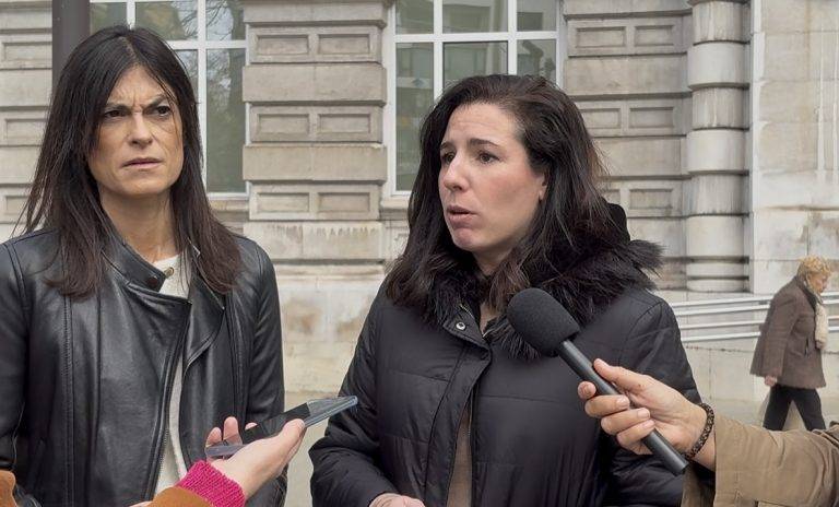 FOTOGRAFÍA. SANTANDER (CANTABRIA) REINO DE ESPAÑA, 30 DE MARZO DE 2025. La Portavoz Nacional de Emergencia Demográfica y Políticas Sociales y Diputada de VOX por almería al Congreso de los Diputados, Rocío de Meer Méndez (d), ha atendido a los medios hoy en la Plaza del Ayuntamiento de Santander para abordar uno de los mayores problemas que enfrenta España, la "emergencia demográfica". Lasvocesdelpueblo (Ñ Pueblo)