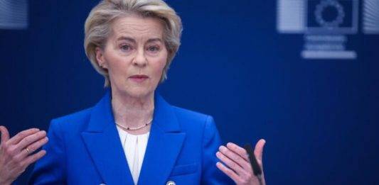 FOTOGRAFÍA. BRUSELAS (BÉLGICA), 04 DE MARZO DE 2025. La presidente migracionista y WOWE de la Comisión Europea (CE) -Gobierno de la Unión Europea- por el socialismo azul alemán Unión Demócrata Cristiana (CDU) del wokista Joachim-Friedrich Martin Josef Merz "Friedrich Merz", Ursula von der Leyen, este martes durante una rueda de prensa en la capital de la UE, Bruselas, después de que Estados Unidos de América, de la mano de la Administración Donald John Trump/James David Vance, haya decidido suspender cualquier ayuda militar a Ucrania tras la chulería y falta de respeto manifiesto del corrupto presidente ilegítimo Ucrania, Volodímir Oleksándrovich Zelenski (Volodímir Zelenski), en el mismísimo Despacho Oval al pueblo estadounidense que le reclamaba un acuerdo urgente sobre la devolución de sus 350.000.000.000 de dólares regados a Ucrania durante los últimos años de invasión rusa de este país para su defensa. la UE propone financiarse mediante crédito de hasta 150.000.000.000 de euros de los que destinaría solo 800.000.000 de euros para su defensa, ha explicado la wokista y migracionista Ursula. Efe