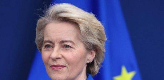 FOTOGRAFÍA. BRUSELAS (BÉLGICA), 04 DE MARZO DE 2025. La presidente migracionista y WOWE de la Comisión Europea (CE) -Gobierno de la Unión Europea- por el socialismo azul alemán Unión Demócrata Cristiana (CDU) del wokista Joachim-Friedrich Martin Josef Merz "Friedrich Merz", Ursula von der Leyen, este martes durante una rueda de prensa en la capital de la UE, Bruselas, después de que Estados Unidos de América, de la mano de la Administración Donald John Trump/James David Vance, haya decidido suspender cualquier ayuda militar a Ucrania tras la chulería y falta de respeto manifiesto del corrupto presidente ilegítimo Ucrania, Volodímir Oleksándrovich Zelenski (Volodímir Zelenski), en el mismísimo Despacho Oval al pueblo estadounidense que le reclamaba un acuerdo urgente sobre la devolución de sus 350.000.000.000 de dólares regados a Ucrania durante los últimos años de invasión rusa de este país para su defensa. la UE propone financiarse mediante crédito de hasta 150.000.000.000 de euros de los que destinaría solo 800.000.000 de euros para su defensa, ha explicado la wokista y migracionista Ursula. Efe