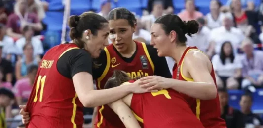FOTOGRAFÍA. BANGKOK (TAILANDIA), 15 DE MARZO DE 2025. Las jugadoras españolas hacen grupo durante un partido de la Copa de Campeones, que se disputa en Bangkok. Efe
