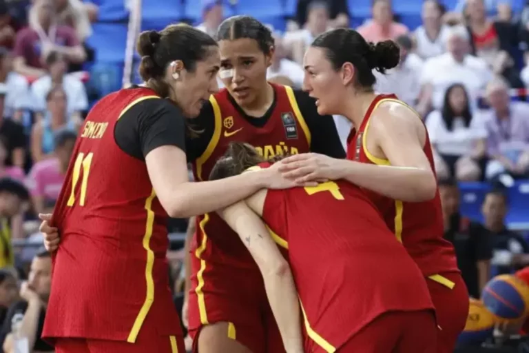 FOTOGRAFÍA. BANGKOK (TAILANDIA), 15 DE MARZO DE 2025. Las jugadoras españolas hacen grupo durante un partido de la Copa de Campeones, que se disputa en Bangkok. Efe