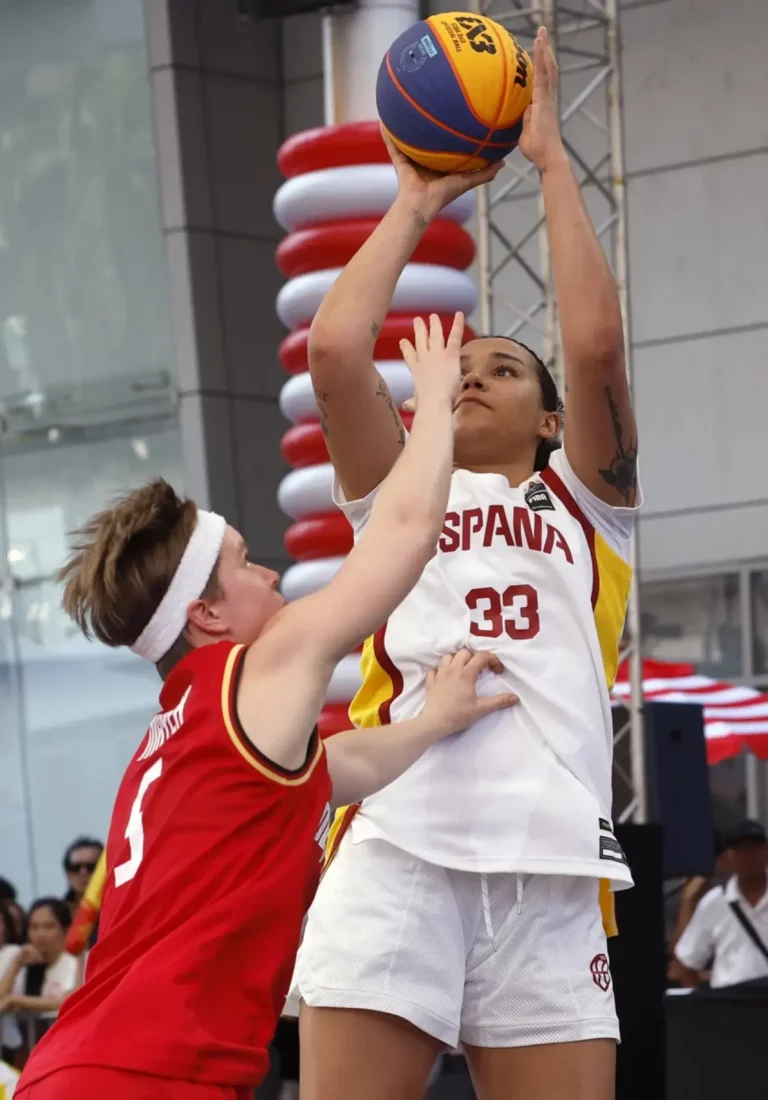 FOTOGRAFÍA. BANGKOK (TAILANDIA), 16 DE MARZO DE 2025. La española Vega Gimeno (i) trata de encestar ante la defensa de la alemana Amelie Kroner (d) durante la semifinal de la Copa de Campeones, que se disputa en Bangkok. Efe