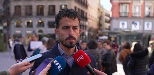 FOTOGRAFÍA. MADRID (REINO DE ESPAÑA), 30 DE MARZO DE 2025. El portavoz nacional de Vivienda de VOX, Carlos Hernández Quero (Carlos H), ha atendido a los medios de comunicación antes de participar en la manifestación convocada por la Asociación de Propietarios de Vivienda contra la Inseguridad Jurídica. "El negacionismo de la okupación ha destrozado el mercado del alquiler". Lasvocesdelpueblo (Ñ Pueblo)