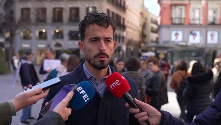 FOTOGRAFÍA. MADRID (REINO DE ESPAÑA), 30 DE MARZO DE 2025. El portavoz nacional de Vivienda de VOX, Carlos Hernández Quero (Carlos H), ha atendido a los medios de comunicación antes de participar en la manifestación convocada por la Asociación de Propietarios de Vivienda contra la Inseguridad Jurídica. "El negacionismo de la okupación ha destrozado el mercado del alquiler". Lasvocesdelpueblo (Ñ Pueblo)