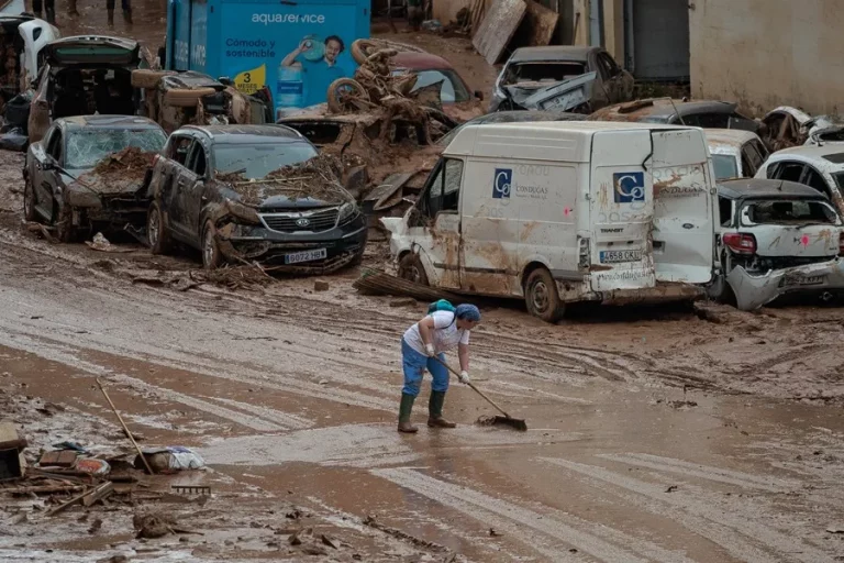 FOTOGRAFÍA. PAIPORTA (PROVINCIA DE VALENCIA) COMUNIDAD VALENCIANA (REINO DE ESPAÑA), 04 DE NOVIEMBRE DE 2024. Labores de limpieza y desescombro en Paiporta, Valencia, por los efectos devastadores de la Depresión Aislada en Niveles Altos (DANA) o (gota fría) que ha asolado numerosos municipios de la provincia de Valencia (Comunidad Valenciana) del pasado miércoles 29 de octubre de 2024. Efe