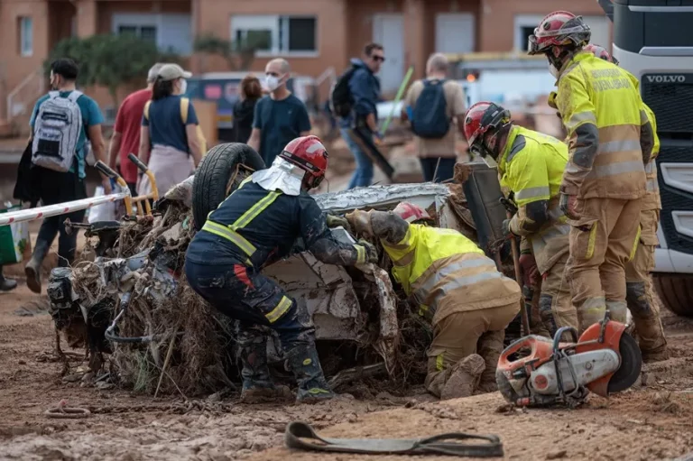 FOTOGRAFÍA. PAIPORTA (PROVINCIA DE VALENCIA) COMUNIDAD VALENCIANA (REINO DE ESPAÑA), 04 DE NOVIEMBRE DE 2024. Labores de limpieza y desescombro en Paiporta, Valencia, por los efectos devastadores de la Depresión Aislada en Niveles Altos (DANA) o (gota fría) que ha asolado numerosos municipios de la provincia de Valencia (Comunidad Valenciana) del pasado miércoles 29 de octubre de 2024. Efe