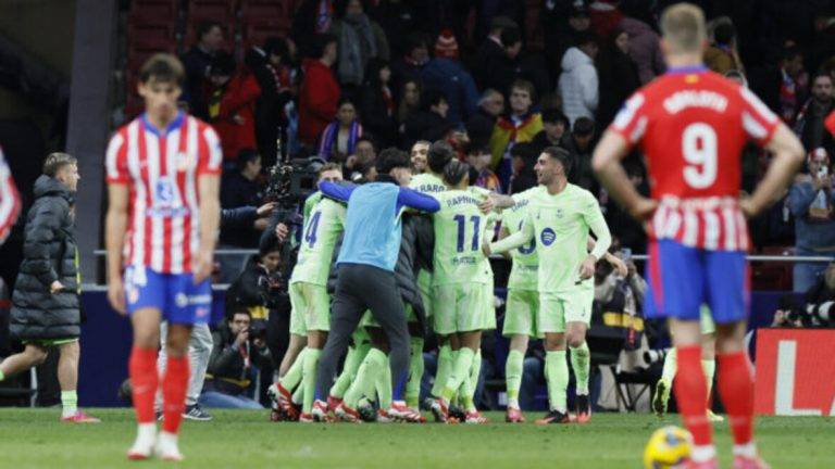 FOTOGRAFÍA. MADRID (REINO DE ESPAÑA), 16 DE MARZO DE 2025. Los jugadores del FC Barcelona celebran el tercer gol de su equipo durante el encuentro correspondiente a la jornada 28 de Laliga EA Sports que disputaron Atlético de Madrid y FC Barcelona en el estadio Metropolitano, en Madrid. Efe
