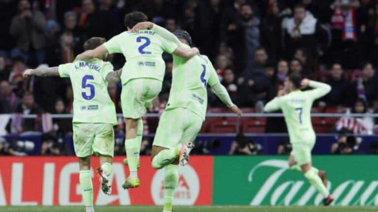 FOTOGRAFÍA. MADRID (REINO DE ESPAÑA), 16 DE MARZO DE 2025. Los jugadores del FC Barcelona celebran el cuarto gol de su equipo durante el encuentro correspondiente a la jornada 28 de Laliga EA Sports que disputan hoy domingo Atlético de Madrid y FC Barcelona en el estadio Metropolitano, en Madrid. Efe