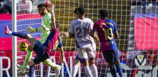 FOTOGRAFÍA. BARCELONA (REINO DE ESPAÑA), 30 DE MARZO DE 2025. El delantero del Barcelona Robert Lewandowski remata para marcar gol contra el Girona, durante el partido de la jornada 29 de LaLiga que FC Barcelona y Girona disputan este domingo en el estadio Lluis Companys de Barcelona. Efe