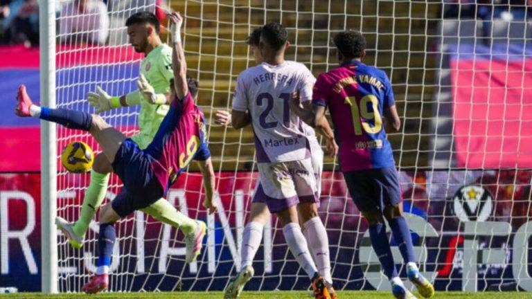 FOTOGRAFÍA. BARCELONA (REINO DE ESPAÑA), 30 DE MARZO DE 2025. El delantero del Barcelona Robert Lewandowski remata para marcar gol contra el Girona, durante el partido de la jornada 29 de LaLiga que FC Barcelona y Girona disputan este domingo en el estadio Lluis Companys de Barcelona. Efe