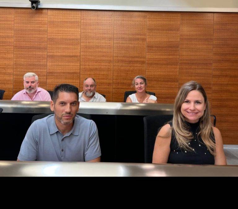 FOTOGRAFÍA. SAN VICENTE DEL RASPEIG (ALICANTE) REINO DE ESPAÑA, 07 DE MARZO DE 2025. Foto de familia de los concejales del Grupo Municipal de VOX en el Ayuntamiento de San Vicente del Raspeig (Alicante) Comunidad Valenciana: Adrián García Martínez (primera fila izd), Isabel Domínguez Pomares (primera fila dcha.), Pablo Quintana García, Vicente Pedro Pastor Bernabéu, María Yolanda Iborra Bernabéu, con el motivo del Día Internacional de la Mujer, 8 de marzo de 2025, jornada por la que los concejales de VOX han publicado un manifiesto en defensa d ela mujer. Lasvocesdelpueblo (Ñ Pueblo)