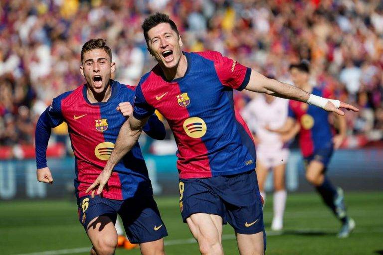 FOTOGRAFÍA. BARCELONA (REINO DE ESPAÑA), 30 DE MARZO DE 2025. El delantero del Barcelona Robert Lewandowski celebra su segundo gol contra el Girona, durante el partido de la jornada 29 de LaLiga que FC Barcelona y Girona disputan este domingo en el estadio Lluis Companys de Barcelona. Efe
