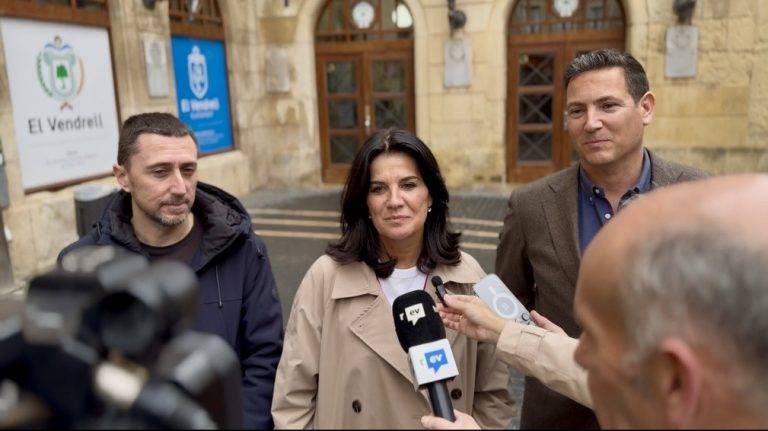 FOTOGRAFÍA. EL VENDRELL (TARRAGONA) CATALUÑA (REINO DE ESPAÑA), 19 DE MARZO DE 2025. La Vicesecretaria Nacional de Organización de VOX y diputada por Madrid al Congreso de los Diputados, María de la Cabeza Ruiz Solas (María Ruiz) (c), ha visitado hoy El Vendrell (Tarragona) junto al presidente del Comité Ejecutivo Provincial (CEP) de VOX en Tarragona y diputado al Parlament de Catalunya, Sergio Macián de Greef (d), y el portavoz del Grupo Municipal de la formación en el Ayuntamiento de la ciudad, Antonio Moreno Vera (i), para denunciar la alarmante situación de inseguridad y descontrol que sufre el municipio, víctima de la creciente islamización, así como el abandono de los vecinos por parte del gobierno de coalición entre el socialismo azul WOKE Partido Popular (PP) y socialismo rojo WOKE Partido Socialista (PSC). Lasvocesdelpueblo (Ñ Pueblo)