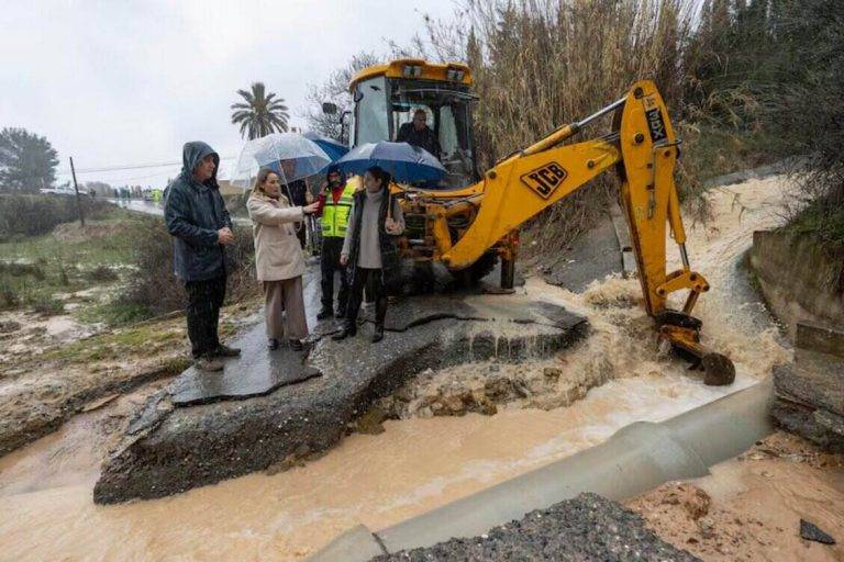 FOTOGRAFÍA. CEHEGÍN (REGIÓN DE MURCIA) REINO DE ESPAÑA, 06/03/2025.- TEMPORAL DE LLUVIAS MURCIA. La alcaldesa de Cehegín Maravillas del Amor (2i) acompañada por técnicos del ayuntamiento ha visitado este jueves los daños causados por las fuertes lluvias caídas en las últimas horas en el municipio. Efe