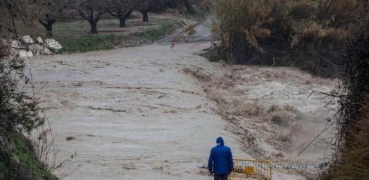 FOTOGRAFÍA. CEHEGÍN (REGIÓN DE MURCIA) REINO DE ESPAÑA, 06/03/2025.- TEMPORAL DE LLUVIAS MURCIA. Un hombre junto a la carretera que une el municipio de Cehegín, (Murcia) con la pedanía de Canara, cortada al tráfico por el desbordamiento del Río Argos tras las fuertes lluvias caídas en las últimas horas en Cehegín. Efe