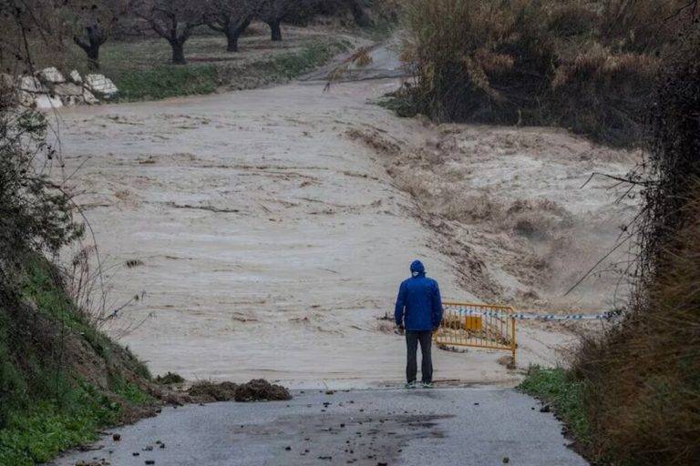 FOTOGRAFÍA. CEHEGÍN (REGIÓN DE MURCIA) REINO DE ESPAÑA, 06/03/2025.- TEMPORAL DE LLUVIAS MURCIA. Un hombre junto a la carretera que une el municipio de Cehegín, (Murcia) con la pedanía de Canara, cortada al tráfico por el desbordamiento del Río Argos tras las fuertes lluvias caídas en las últimas horas en Cehegín. Efe