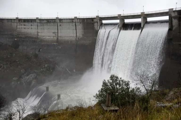 FOTOGRAFÍA. SEGOVIA (CASTILLA Y LEÓN) REINO DE ESPAÑA, 07 DE MARZO DE 2025. Momento del desembalse del Pontón Alto en Segovia, en la Comunidad Autónoma de Castilla y León (Reno) de España), este viernes. Diecisiete comunidades autónomas (todas excepto Murcia y Melilla) están hoy en alerta ante el paso de la borrasca Jana, que va a dejar lluvias muy fuertes en casi todo el país, además de precipitaciones de nieve en muchos lugares, según los datos de la Agencia Estatal de Meteorología (Aemet). Efe