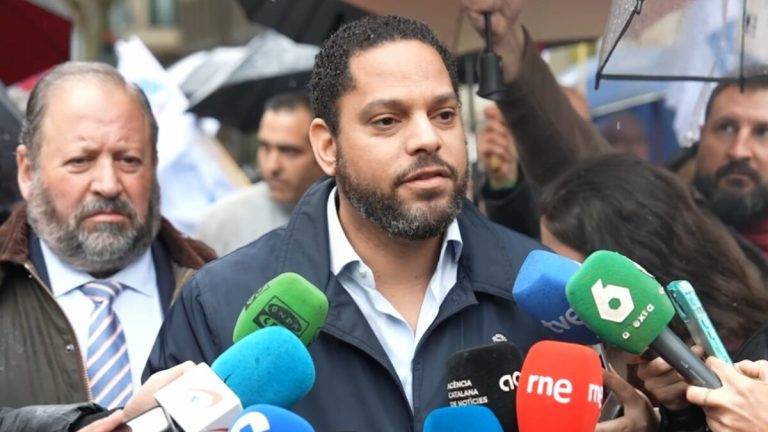 FOTOGRAFÍA. BARCELONA (CATALUÑA) REINO DE ESPAÑA, 19 DE MARZO DE 2025. El secretario general de VOX y presidente del Grupo Parlamentario en el Parlamento de Cataluña, Ignacio Garriga Vaz de Conceçao, atiende la prensa ante la Delegación del Gobierno en calle Mallorca de Barcelona, donde se manifiestan guardias civiles y policías nacionales ante su inminente expulsión de Cataluña por parte del Partido Socialista (PSOE) y su secretario general y presidente del Gobierno de España Pedro Sánchez Pérez-Castejón. Lasvocesdelpueblo (Ñ Pueblo)