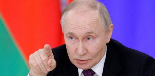 FOTOGRAFÍA.MOSCÚ (rusia), 13 de marzo de 2025. El presidente de la Federación Rusa (Rusia), Vladímir Vladimirovich Putin (Vladimir Putin), habla durante una conferencia de prensa tras una reunión con su homólogo bielorruso Alexander Lukashenko (no aparece en la imagen) en Moscú, Rusia, 13 de marzo de 2025. Lukashenko está en una visita oficial a Moscú. (Bielorrusia, Rusia, Moscú) Efe