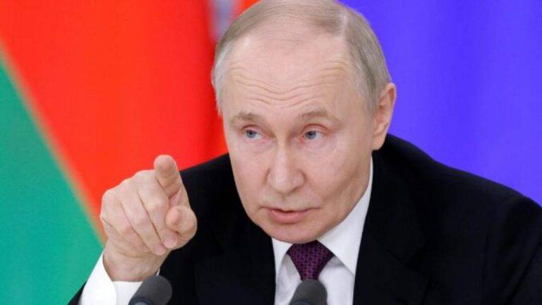 FOTOGRAFÍA.MOSCÚ (rusia), 13 de marzo de 2025. El presidente de la Federación Rusa (Rusia), Vladímir Vladimirovich Putin (Vladimir Putin), habla durante una conferencia de prensa tras una reunión con su homólogo bielorruso Alexander Lukashenko (no aparece en la imagen) en Moscú, Rusia, 13 de marzo de 2025. Lukashenko está en una visita oficial a Moscú. (Bielorrusia, Rusia, Moscú) Efe