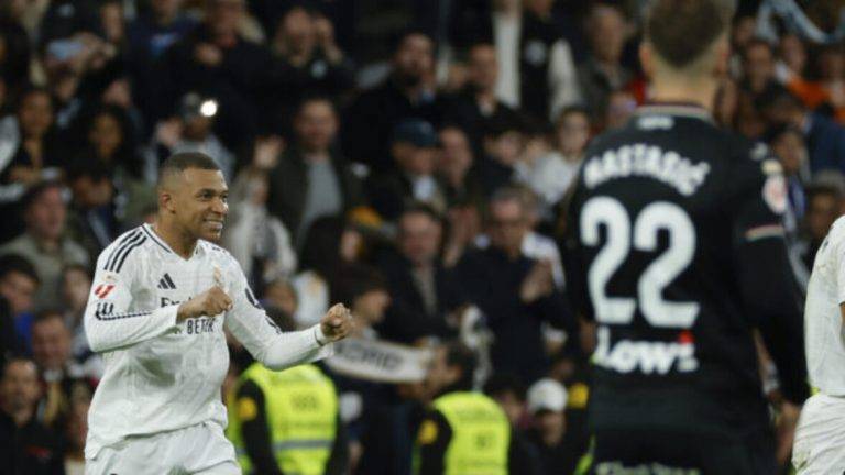 FOTOGRAFÍA. MADRID (REINO DE ESPAÑA), 29 DE MARZO DE 2025.- El delantero del Real Madrid Kylian Mbappé celebra su segundo gol durante el partido de la jornada 29 de LaLiga que Real Madrid y CD Leganés disputaron en el estadio Santiago Bernabéu. Efe